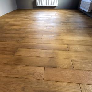 Pose de parquet de salon réalisée par Carreleur Quimper.