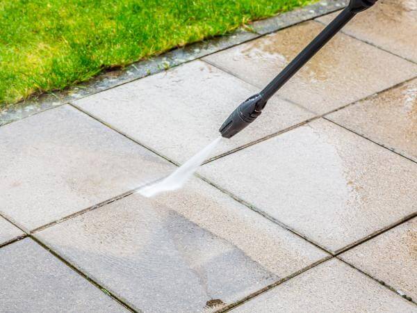 Une terrasse réalisée par l'Artisan Carreleur de Quimper passée au karcher.