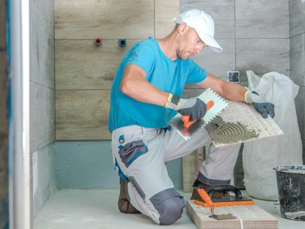 Un artisan carreleur à Quimper rénove une salle de bains.