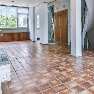 Du carrelage aux couleurs chaleureuse dans une maison luxueuse.